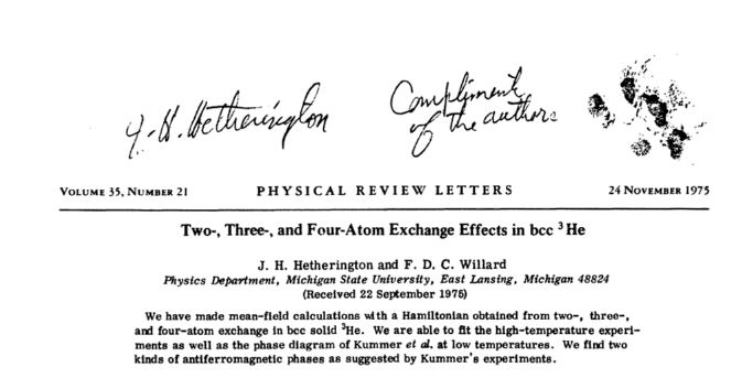 Two-, Three-, and Four-Atom Exchange Effects in bcc He3 in podpisa Jacka H. Hetheringtona ter F. D. C. Willarda. To je ena od poznejših izdaj akademskega dela, ne izvirnik. Hetherginton svoje raziskave urednikom revije Physics Review Letters namreč ni poslal skupaj z odtisom mačje tačke, se je pa pojavila pri poznejših ponatisih njegovega dela. Foto: Google Books | Foto: 