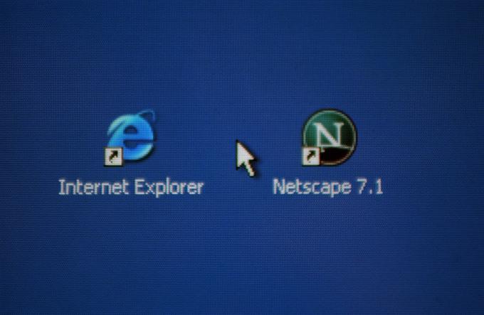 Internet Explorer in Netscape Navigator sta bila udeleženca prve od tako imenovanih brskalniških vojn. Končala se je s kapitulacijo Navigatorja, ki ga je Microsoft z Internet Explorerjem do leta 2001 tako rekoč zradiral s svetovnih osebnih računalnikov.  | Foto: AP / Guliverimage