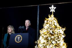 Ameriški predsednik pred Belo hišo osvetlil božično drevo #video