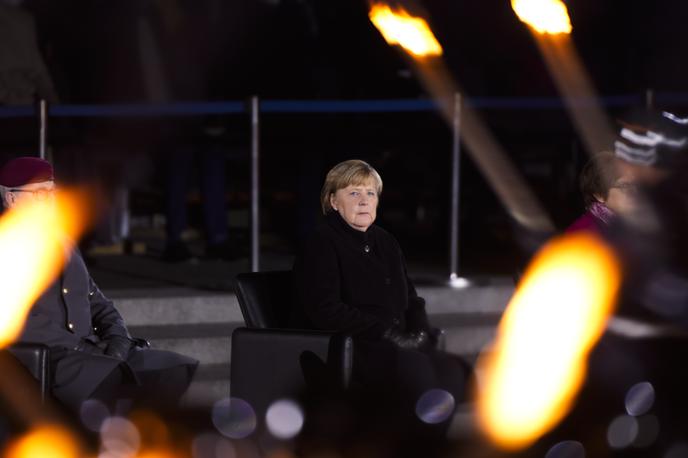 Angela Merkel | Je želela Merklova, protestanka z vzhoda Nemčije, ki je postala predsednica stranke porenskih katoličanov (takšne so korenine CDU), s svojo izbiro pesmi povezati Nemce, tako tiste z zahoda kot tiste z vzhoda države, tako da je izbrala eno pesem, ki je del zgodovine Zahodne Nemčije, in eno pesem, ki je del zgodovine Vzhodne Nemčije? Je le naključje, da je tretja izbrana pesem nemška verska pesem, ki jo prepevajo v cerkvah tako nemški katoličani kot nemški protestanti? | Foto Guliverimage