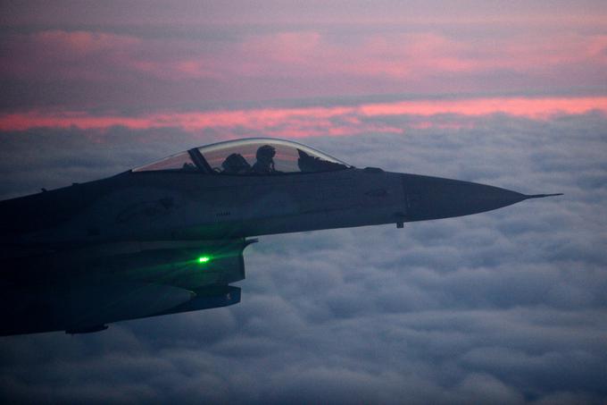 Ukrajinska letala sovjetske izdelave so v podrejenem položaju v primerjavi z najbolj sodobnimi ruskimi letali. Po mnenju številnih vojaških strokovnjakov bi Ukrajinci za prevlado v zraku potrebovali sodobna zahodna letala, kot je ameriški F-16 (na fotografiji). | Foto: Reuters