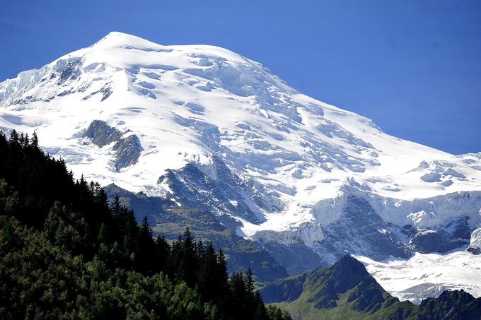 Njegovo veličanstvo – 4.810 metrov visoki Mont Blanc je vse leto odet v belo odejo. | Foto: Jure Gregorčič