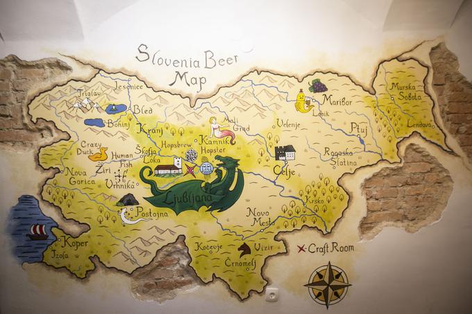 Na steni imata velik zemljevid Slovenije, kamor sta na začetku vrisali nekaj pivovarn z zanimivimi logotipi. | Foto: Bojan Puhek