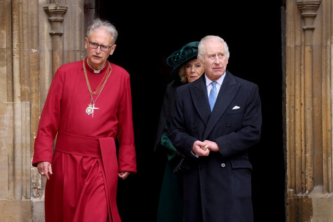 Kralj Karel in kraljica Camilla po velikonočni maši v kapeli svetega Jurija na gradu Windsor. | Foto: Reuters