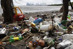 Samo Rugelj: Je mogoče (pre)živeti brez plastike?