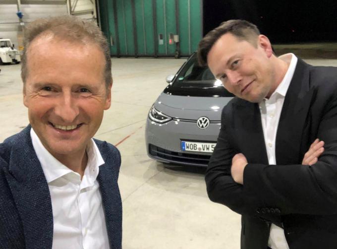 Selfi najverjetneje dveh najvplivnejših mož v avtomobilski industriji. Elon Musk se je za kratek čas ustavil v Nemčiji, kjer mu je Herbert Diess pokazal tudi najnovejša električna modela ID.3 in ID.4. | Foto: 