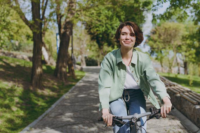 dekle, ženska, kolesarjenje, kolo | Foto Shutterstock