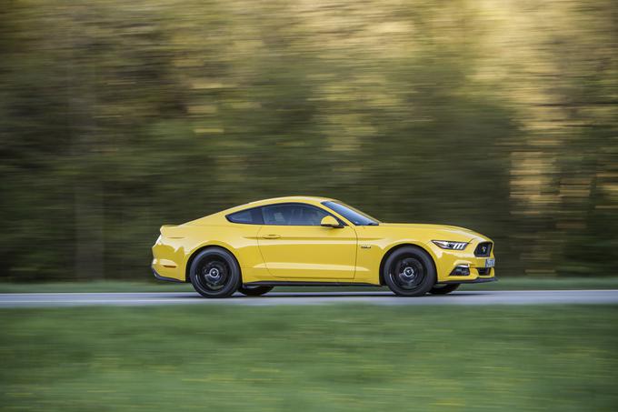 Mustang Fastback: Dolg pokrov motorja različice Fastback, ki uteleša duh Mustanga v skrajno sodobni obliki, se spušča, da zmanjša upor zraka in tako avtomobilu omogoča, da z lahkoto reže skozi zrak. Sprednji razdelilni elementi povečajo potisno silo k tlom in vam omogočajo, da uživate v Mustangovi izjemni zmogljivosti. Z vrsto prefinjenih tehnologij, ki so vse zasnovane, da izboljšajo vašo izkušnjo za volanom, je to športni avtomobil, ki se popolnoma osredotoča na voznika.  | Foto: Ford