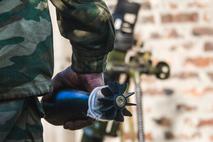 Proruski upornik v Donbasu z minometno granato