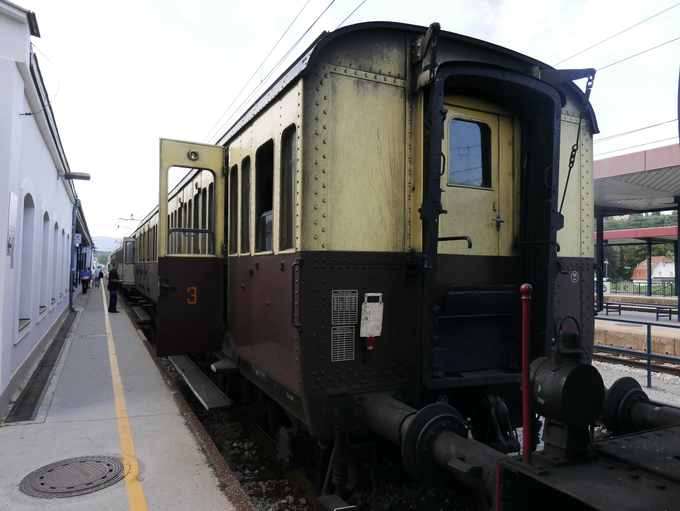 Medtem ko vlak čaka na postaji, si lahko ogledate lokomotivo in vagone.  | Foto: 