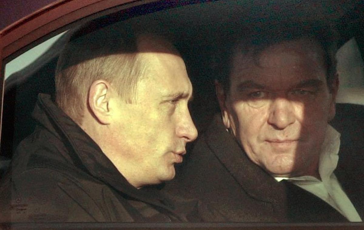 Vladimir Putin in Gerhard Schröder | Gerhard Schröder je prepričan, da bi morali Nemčija in Francija prevzeti pobudo za sklenitev miru med Ukrajino in Rusijo. | Foto Guliverimage