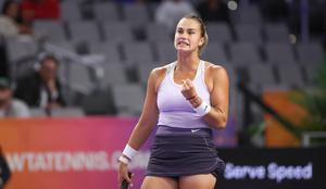 Sabalenka v finalu WTA presenetila drugo nosilko