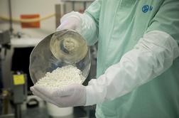 Po ustavitvi naložbe v novo tovarno Lek na Prevaljah ukinja proizvodnjo antibiotikov #video