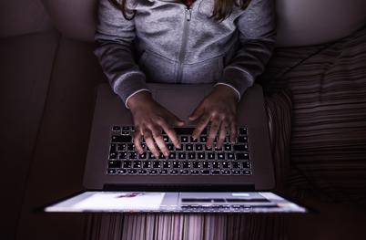 Spletne nevarnosti tudi pri nas: naj se ne zgodijo vam ali vašim otrokom