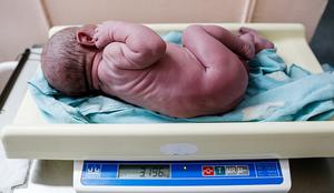 Prva novorojenčka v letu 2018 rojena že minuto čez polnoč