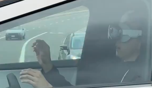 Noro ali zaigrano? Američane razburil voznik z Applovim čudom. #video