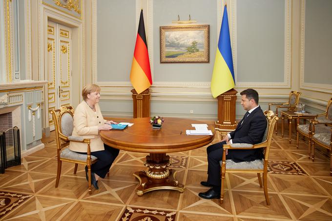 Ukrajinski predsednik Vladimir Zelenski nima preveč dobrega mnenja o nekdanji nemški kanclerki. Merklovi očita, da je zaradi popuščanja Putinu sokriva za ruski napad na Ukrajino. | Foto: Reuters