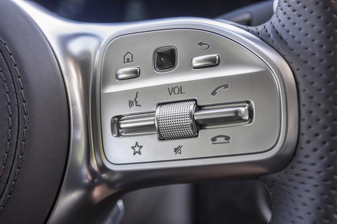 Na volanski obroč so prišli tudi gumbi za upravljanje z radarskim tempomatom (ta deluje do hitrosti 210 kilometrov na uro), kakor tudi gumb na dotik za upravljanje z infozabavnim vmesnikom. | Foto: Mercedes-Benz