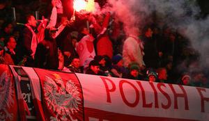 Uefa bo kaznovala Poljake zaradi metanja bakel