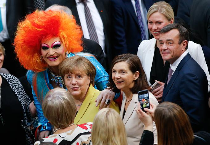 Pod vodstvom Angele Merkel se CDU vse bolj oddaljuje od družbenega konservativizma, ki je bil desetletja značilen za to stranko. Če je bila to do časa Helmuta Kohla stranka, v kateri so imeli glavno vlogo katoličani iz Porenja, imajo zdaj glavno besedo v stranki protestanti s severa in vzhoda Nemčije. Na fotografiji: Angela Merkel in transvestit Olivia Jones v nemškem zveznem svetu (bundesratu), ko je ta izbiral novega predsednika države. | Foto: Reuters