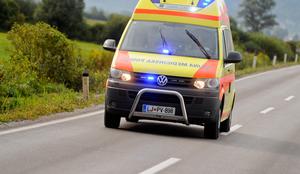 Smrt na slovenskih cestah: pešca zadela kar dva avtomobila