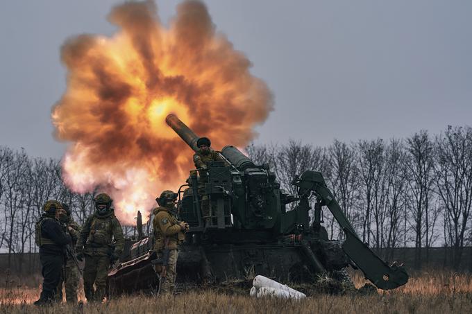 Pomemben dejavnik v vojni v Ukrajini je postalo topništvo. Rusija ima ogromno topov, a njena šibka točka je njihova zastarelost in nenatančnost. Ukrajina pa ima zdaj veliko sodobnih zahodnih topov z zelo natančnimi izstrelki, a jih pesti pomanjkanje granat. | Foto: Guliverimage/Vladimir Fedorenko