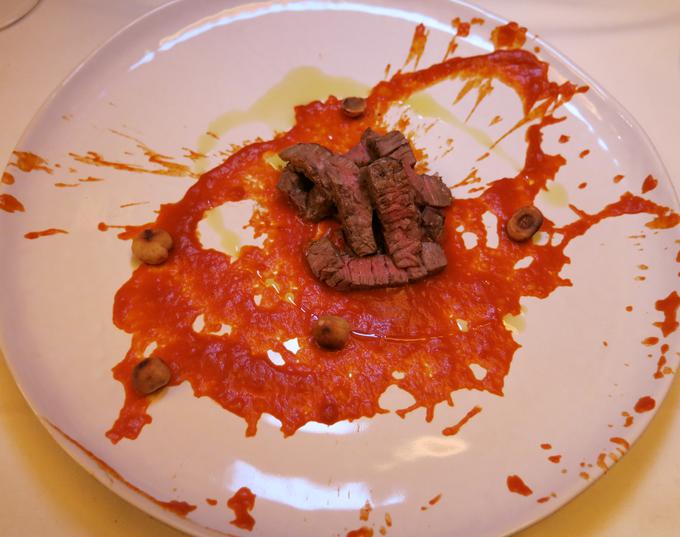 Najsijajnejša jed večera: rezine govedine in praženi lešniki na omaki rdeče paprike | Foto: Miha First