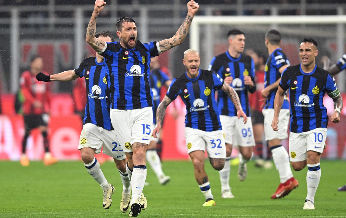 Francesco Acerbi Inter 2024 | Nogometaši Interja so pet krogov pred koncem prvenstva dvajsetič postali italijanski prvaki. Inter je v vodstvo v 18. minuti popeljal Francesco Acerbi. | Foto Reuters