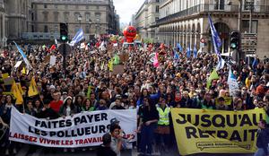 V Franciji na desettisoče ljudi protestira proti pokojninski reformi