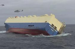 Nagnjeno ladjo odvlekli vstran od obale (video)