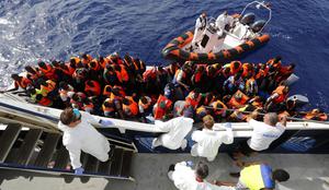 Pred obalo Italije rešili več kot 200 migrantov