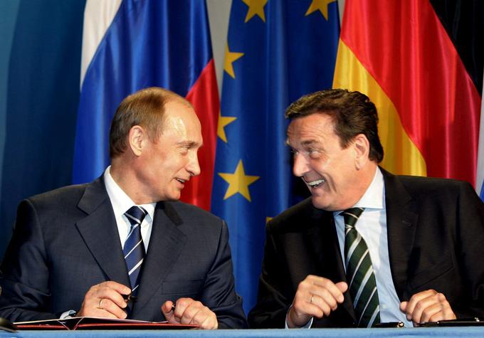 V času svojega kanclerjevanja med letoma 1998 in 2005 je Gerhard Schröder dobro sodeloval z Vladimirjem Putinom. | Foto: Guliverimage