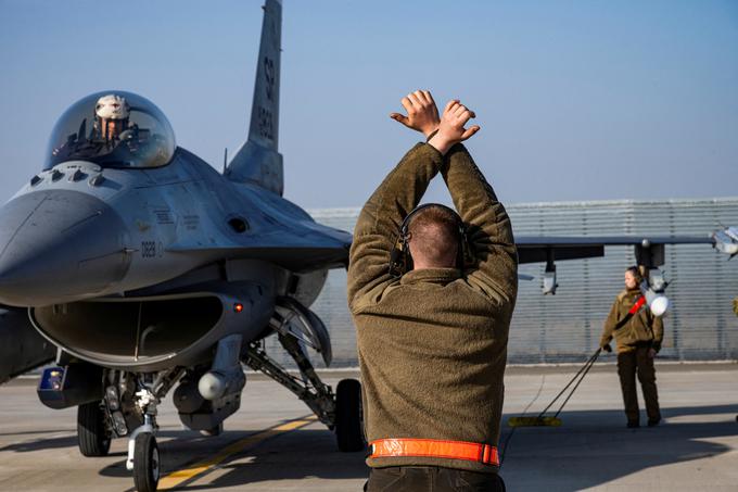 Zahodne države se obotavljajo pred dobavo modernega orožja Ukrajini. Kijev je dolgo zaman prosil za sodobna letala F-16, v zadnjih dnevih pa sta Nizozemska in Danska sklenili, da bosta Ukrajini dobavili omenjena bojna letala. | Foto: Reuters