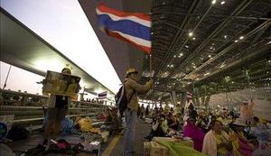 Protestniki se selijo na tajska letališča