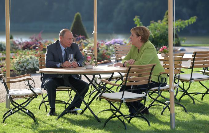 Angela Merkel je odraščala v Vzhodni Nemčiji ter obvlada ruščino. Vladimir Putin je bil v poznih 80. letih agent KGB v Dresdnu, kjer se je naučil nemščino.  | Foto: Reuters
