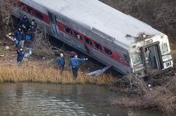 V iztirjenju primestnega vlaka v New Yorku več mrtvih (foto in video)