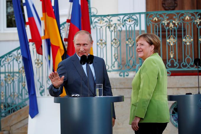 Vladimirju Putinu, ki je bil v 80. letih agent KGB v Vzhodni Nemčiji, je uspelo vzpostaviti zelo dobre odnose med Rusijo in Nemčijo. Tako je Nemčija vse bolj postajala energetsko odvisna od Rusije, nekdanji nemški kancler Gerhard Schröder pa je po koncu vladanja dobesedno prišel na Putinovo plačilno listo. | Foto: Reuters