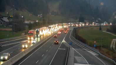 Nalet treh vozil, daljši zastoj na štajerski avtocesti proti Ljubljani