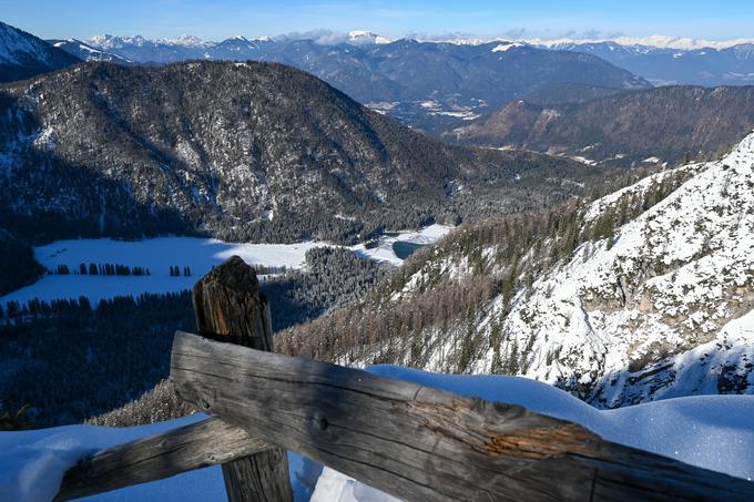 Pogled z razgledišča nad kočo Zacchi. Spodaj je Zgornje Belopeško jezero. | Foto: Matej Podgoršek