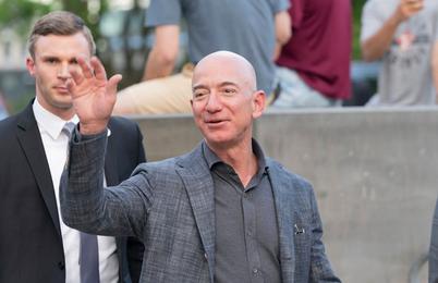 Delnice Amazona so leta 2024 poskočile za več kot 15 odstotkov, tako je Bezos postal najbogatejši človek na svetu