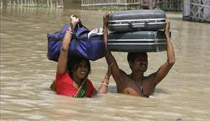 Hude poplave v Indiji ogrožajo pol milijona ljudi