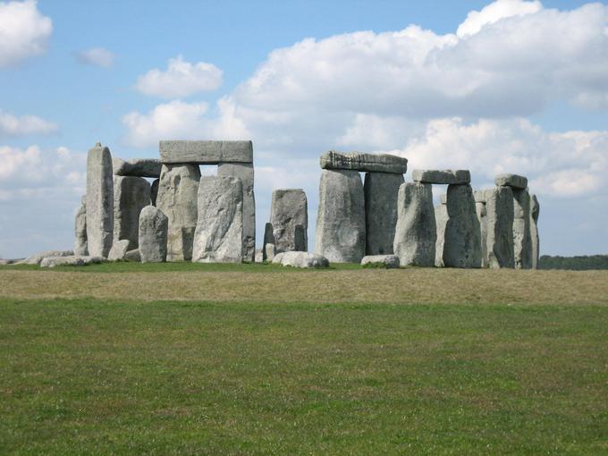 Znameniti Stonehenge so v Britaniji zgradili neolitski kmetje. Ti so pozneje "izginili" z Otoka, saj so jih genetsko skoraj popolnoma zamenjali pripadniki ljudstev iz step. Ti so v Britanijo in na Irsko prišli okoli leta 2.500 pred našim štetjem. | Foto: Guliverimage/Vladimir Fedorenko