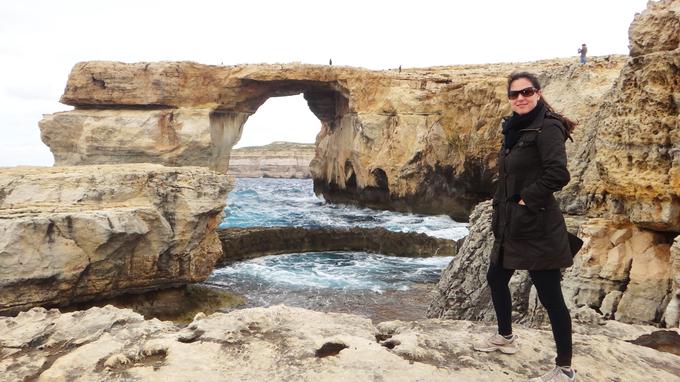 Tudi na Malti rada uživa v naravi, čeprav je te manj, imajo pa klife, ki prav tako privabljajo številne turiste. 28 metrov visoko azursko okno je bila ena največjih malteških znamenitosti vse dokler se ta naravni spomenik marca 2017 ni podrl zaradi nevihte.  | Foto: osebni arhiv/Lana Kokl