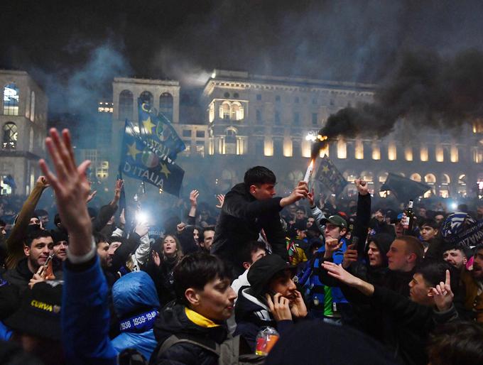 Na tisoče navijačev Interja je pozno v noč slavilo 20. italijansko zvezdnico. | Foto: Reuters