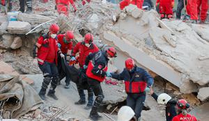 Število žrtev petkovega potresa na zahodu Turčije se povečuje