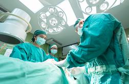 Velik uspeh slovenskih kirurgov: pacient po 20 letih spet vidi