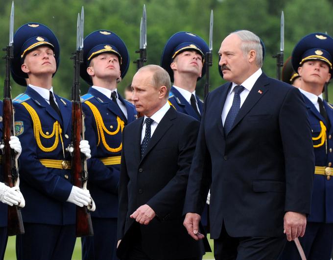 Velika opora Lukašenku je ruski predsednik Vladimir Putin. Ta se boji, da bi beloruska opozicija v primeru prevzema oblasti Belorusijo odmaknila od Rusije in jo navezala na Zahod. Podobno, kot se je pred leti zgodilo v Ukrajini. Padec Lukašenka bi verjetno dal krila tudi ruski opoziciji. | Foto: Guliverimage/Vladimir Fedorenko