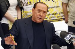 Berlusconi zanika, da bi skušal zrušiti vlado