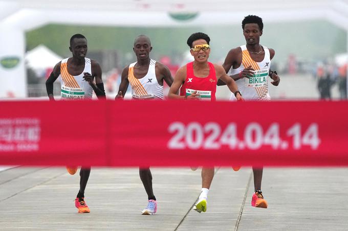Kitajski tekač He Jie je na pekinškem polmaratonu prvi prečkal ciljno črto, a je njegova zmaga vseeno pod drobnogledom.  | Foto: Reuters