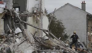 Eksplozija v predmestju Pariza zahtevala nova življenja